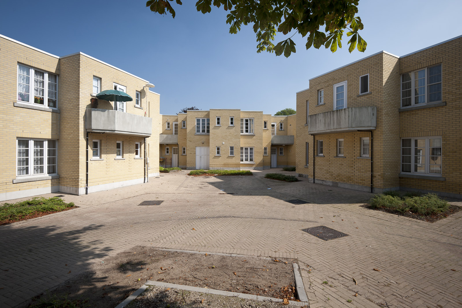 Gevelbeeld woningen in het Antoine Van Hoorebekehof