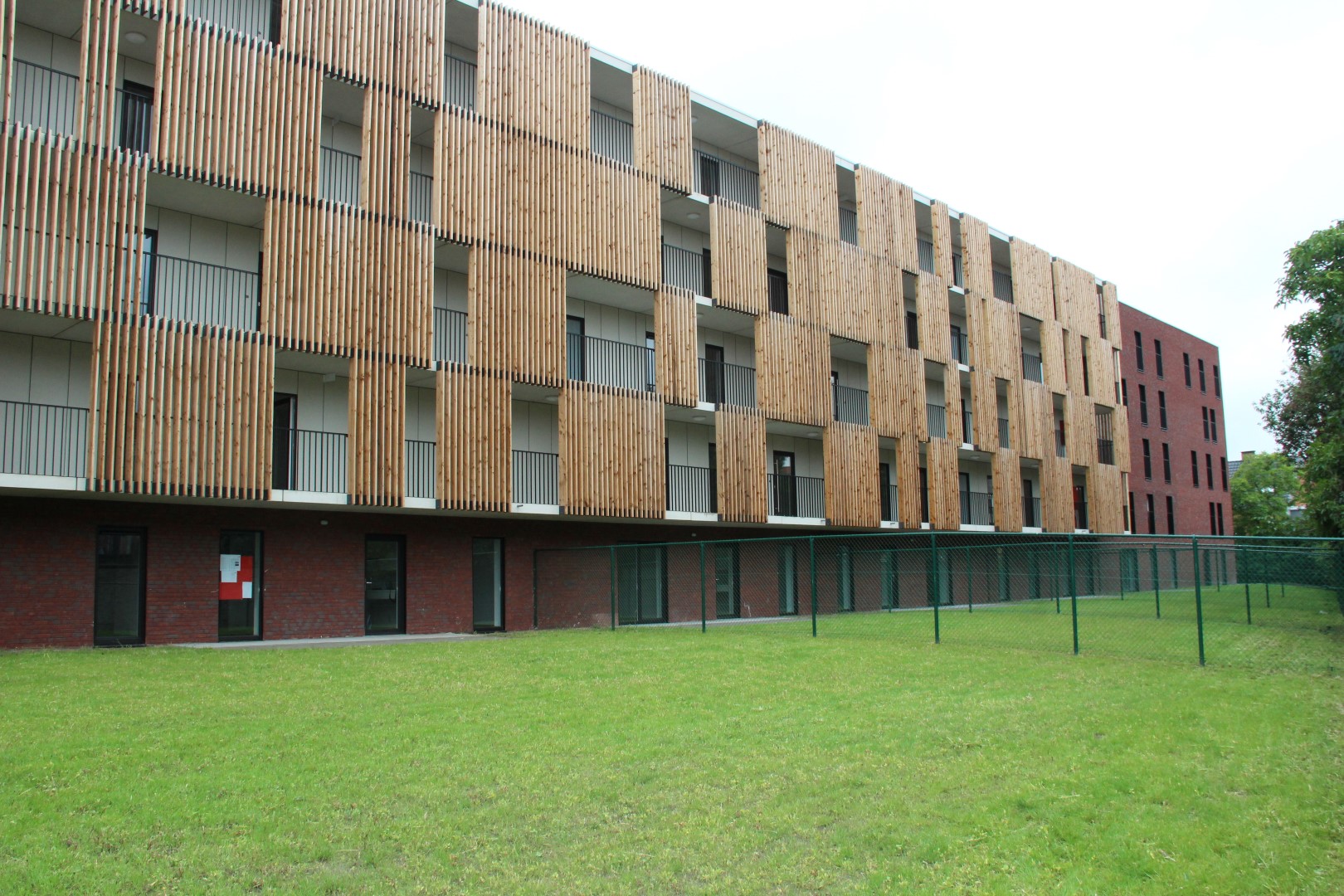 Gevelbeeld achterzijde appartementsgebouw Charles de l'Epéeplein