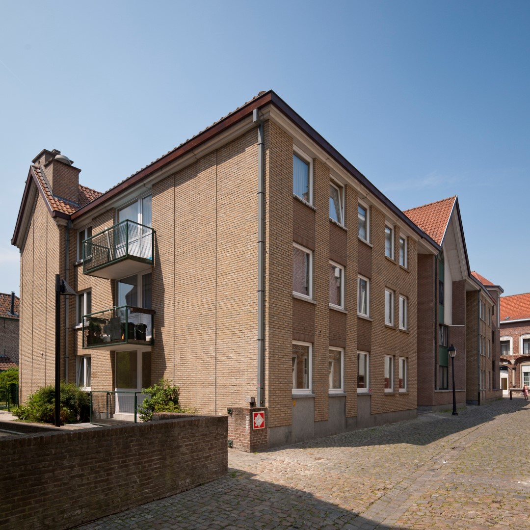 Gevelbeeld appartementsgebouw Drongenhof in het Paterhol