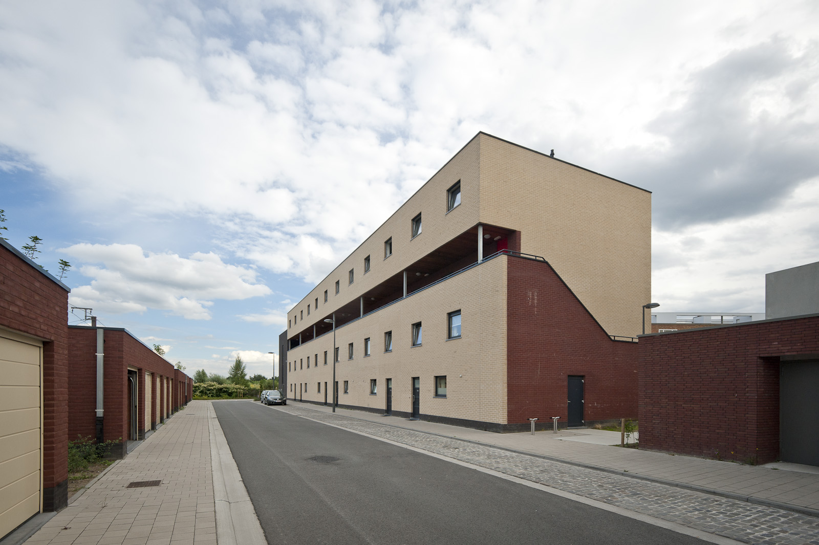 Gevelbeeld appartementsgebouw in Eindeke