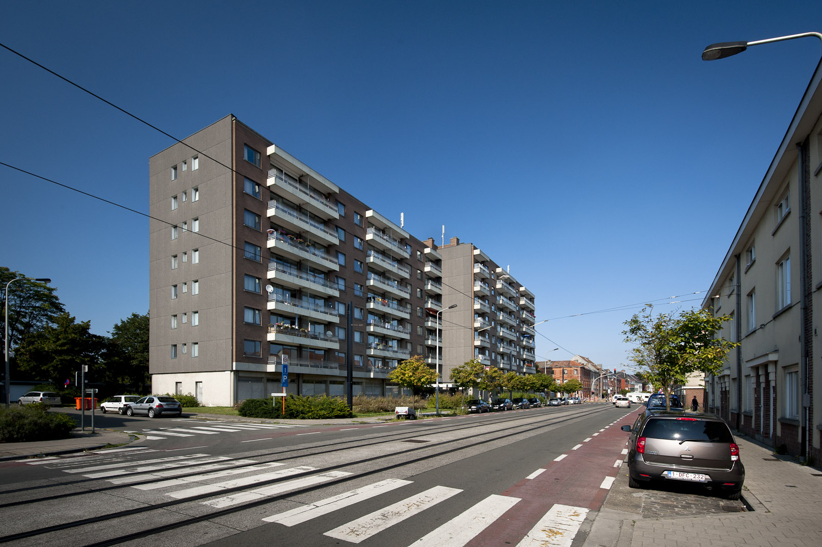 Zicht op de gevels van de huidige gebouwen in de Francisco Ferrerlaan 