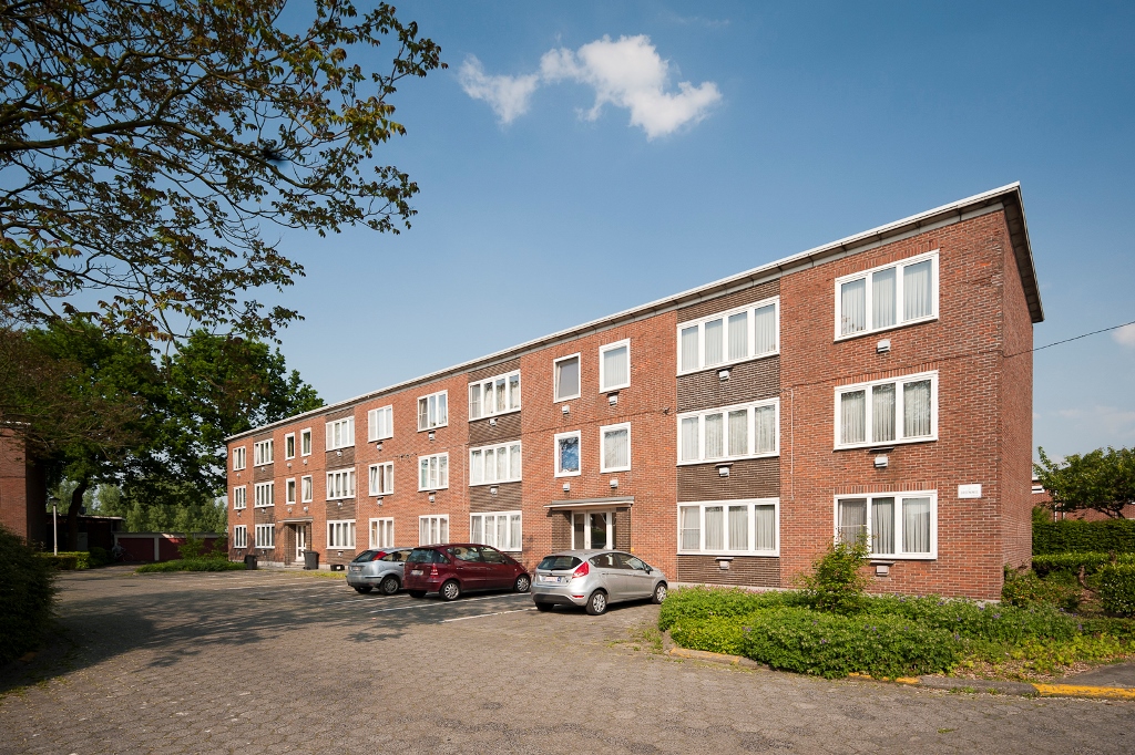 Gevelzicht van het appartementsgebouw in de Groeningestraat