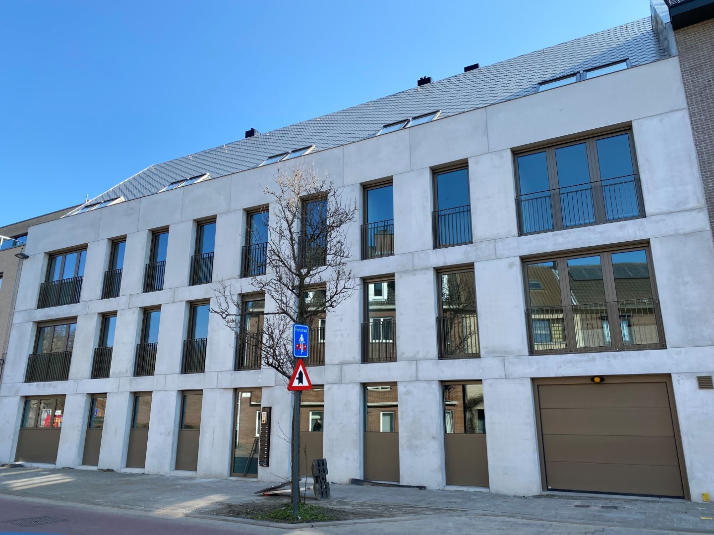 Gevelbeeld van het gebouw Halvemaanstraat 145