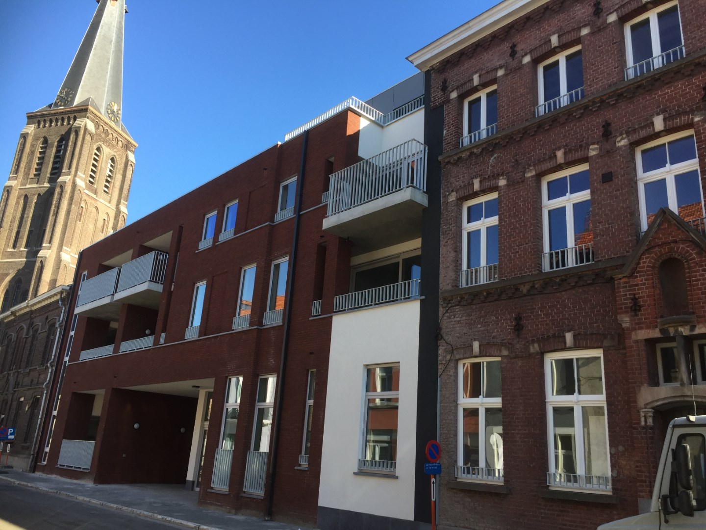 Gevelbeeld klein appartementsgebouw in de Louis Schuermanstraat