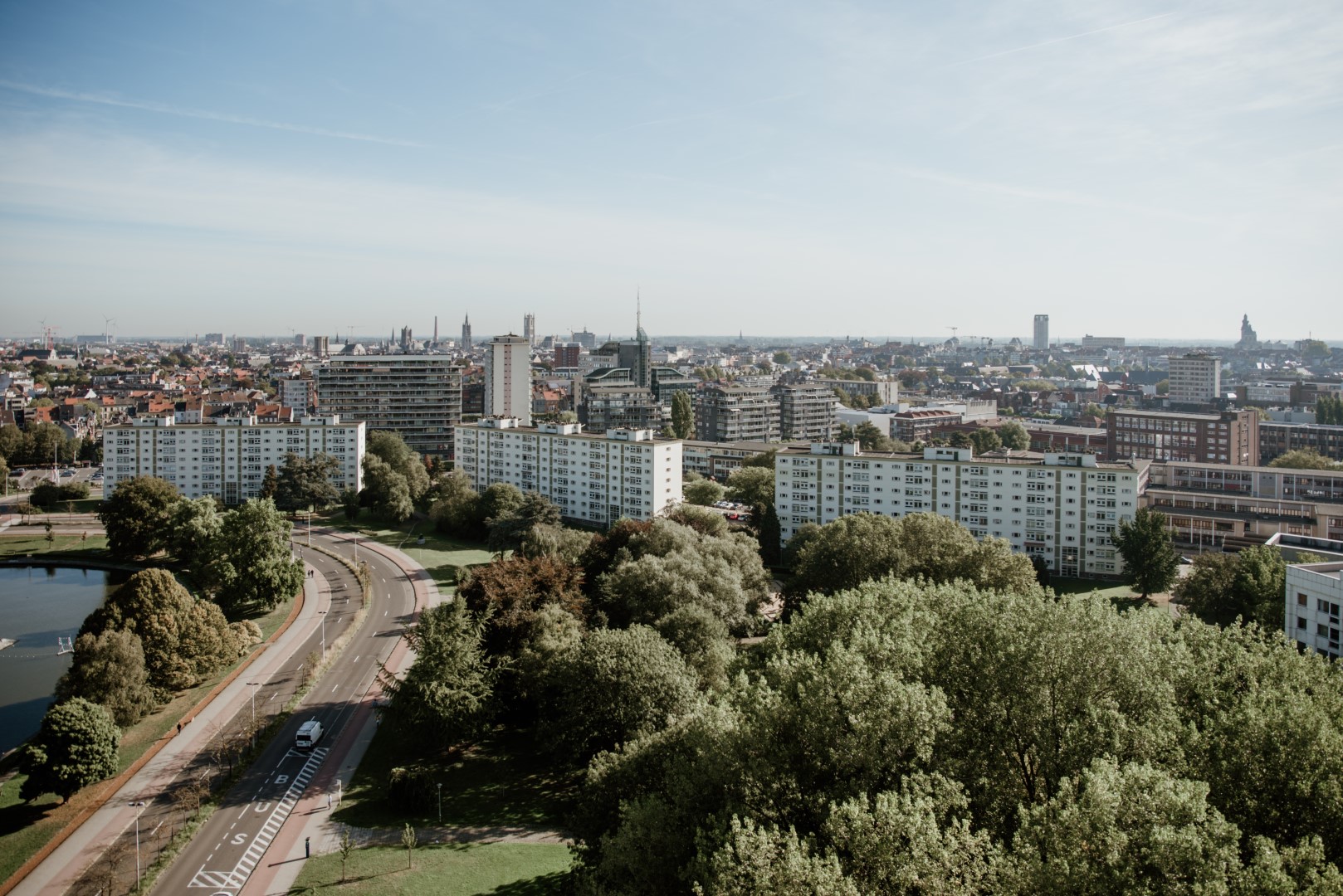 Zicht op de 3 bestaande appartementsgebouwen in de Jubileumlaan