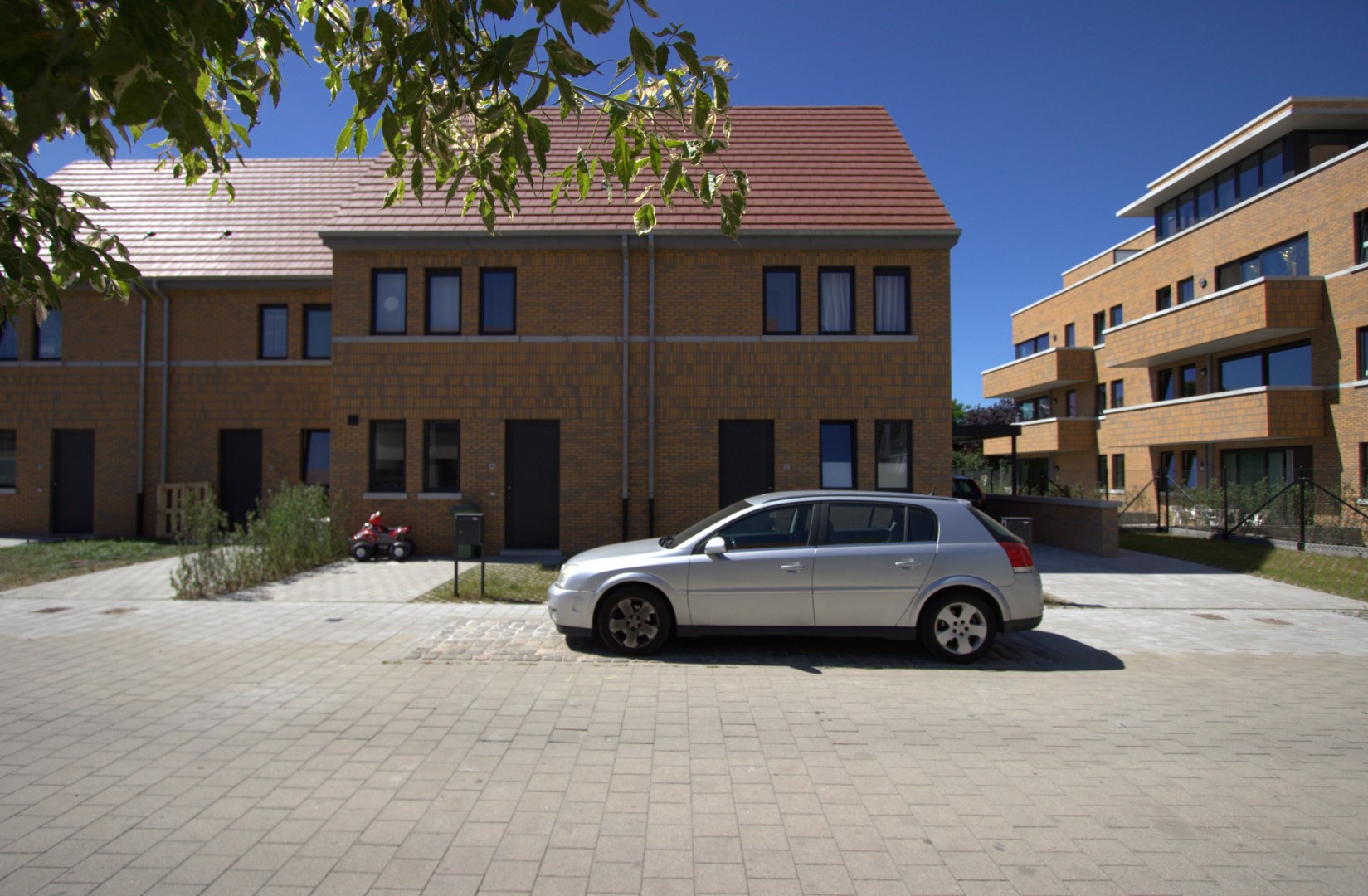 Gevelbeeld woningen in de Julienne De Vetterstraat 2-8