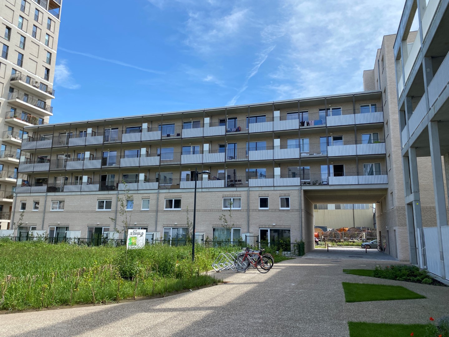 Foto van het binnenplein met zicht op sociale woningen aan de Koopvaardijlaan
