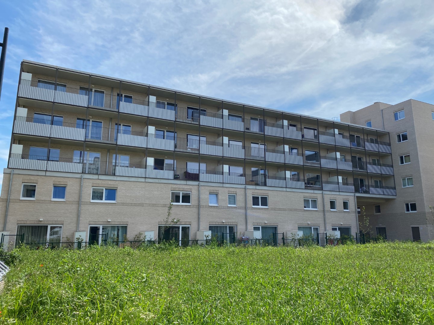 Foto van het binnenplein met zicht op sociale woningen aan de Koopvaardijlaan