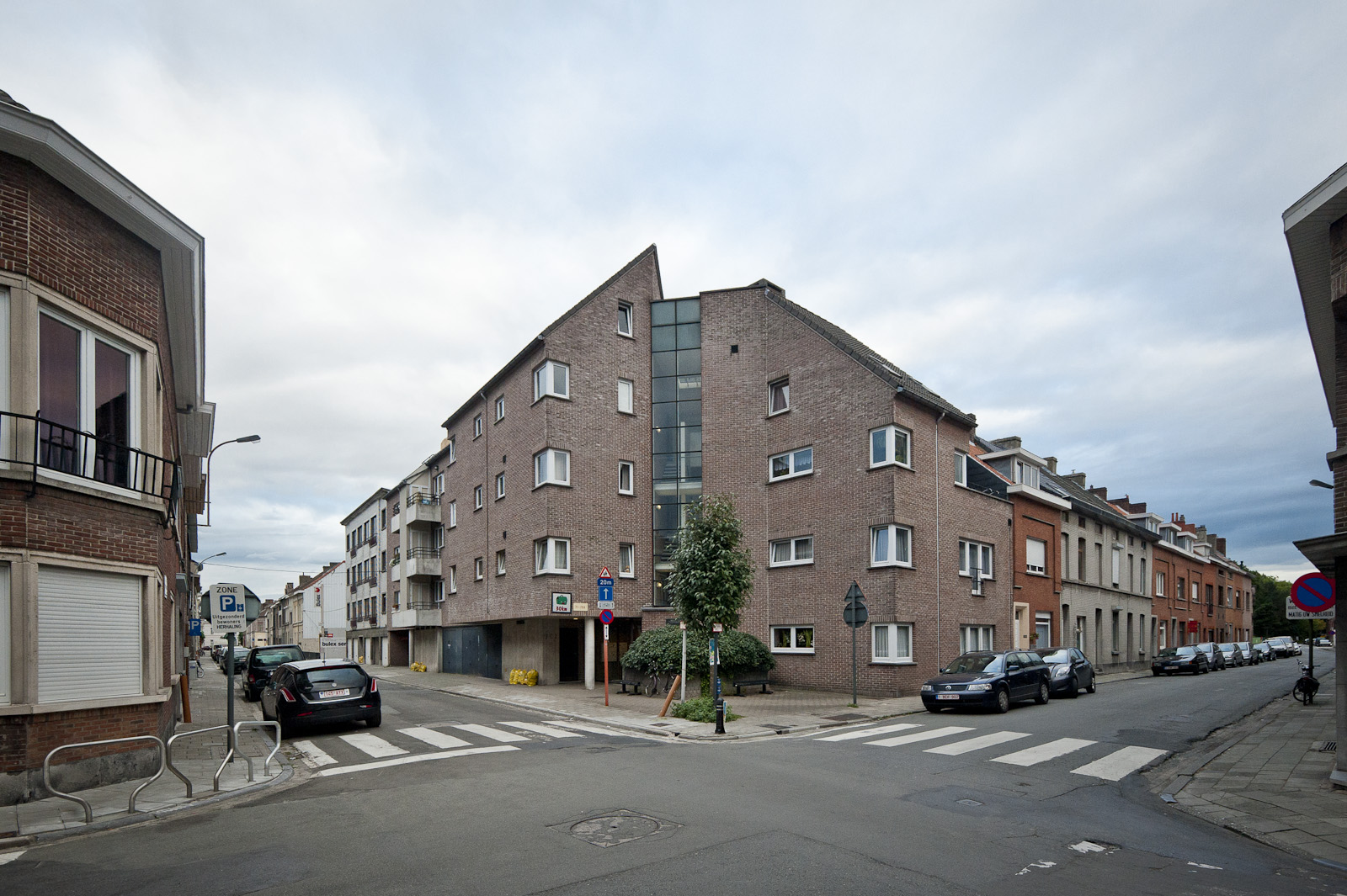 Gevelbeeld van het appartementsgebouw in de Louis Van Houttestraat