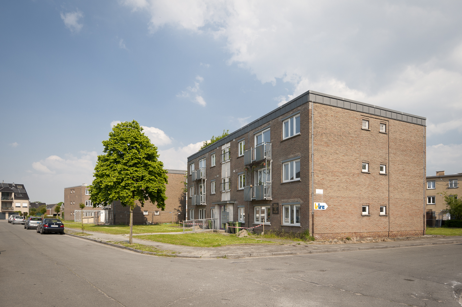 Gevelzicht van de appartementsgebouwen in de Robiniawijk