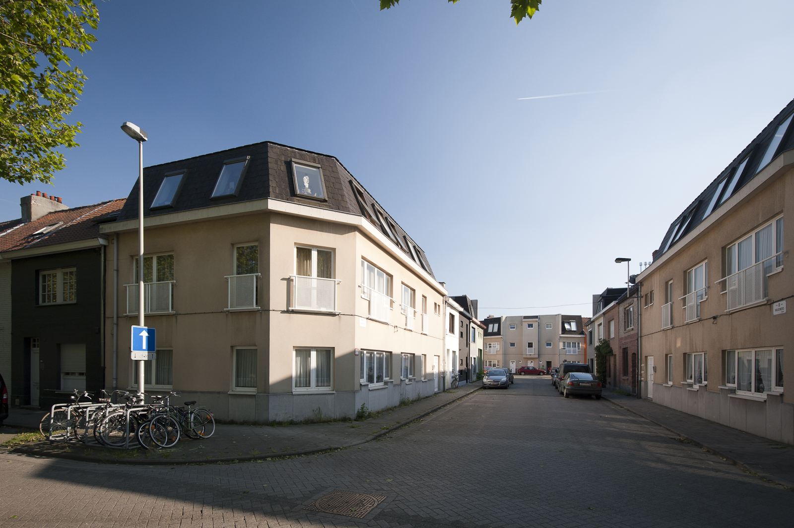 Gevelbeeld appartementsgebouw Valkeniersstraat 2-4