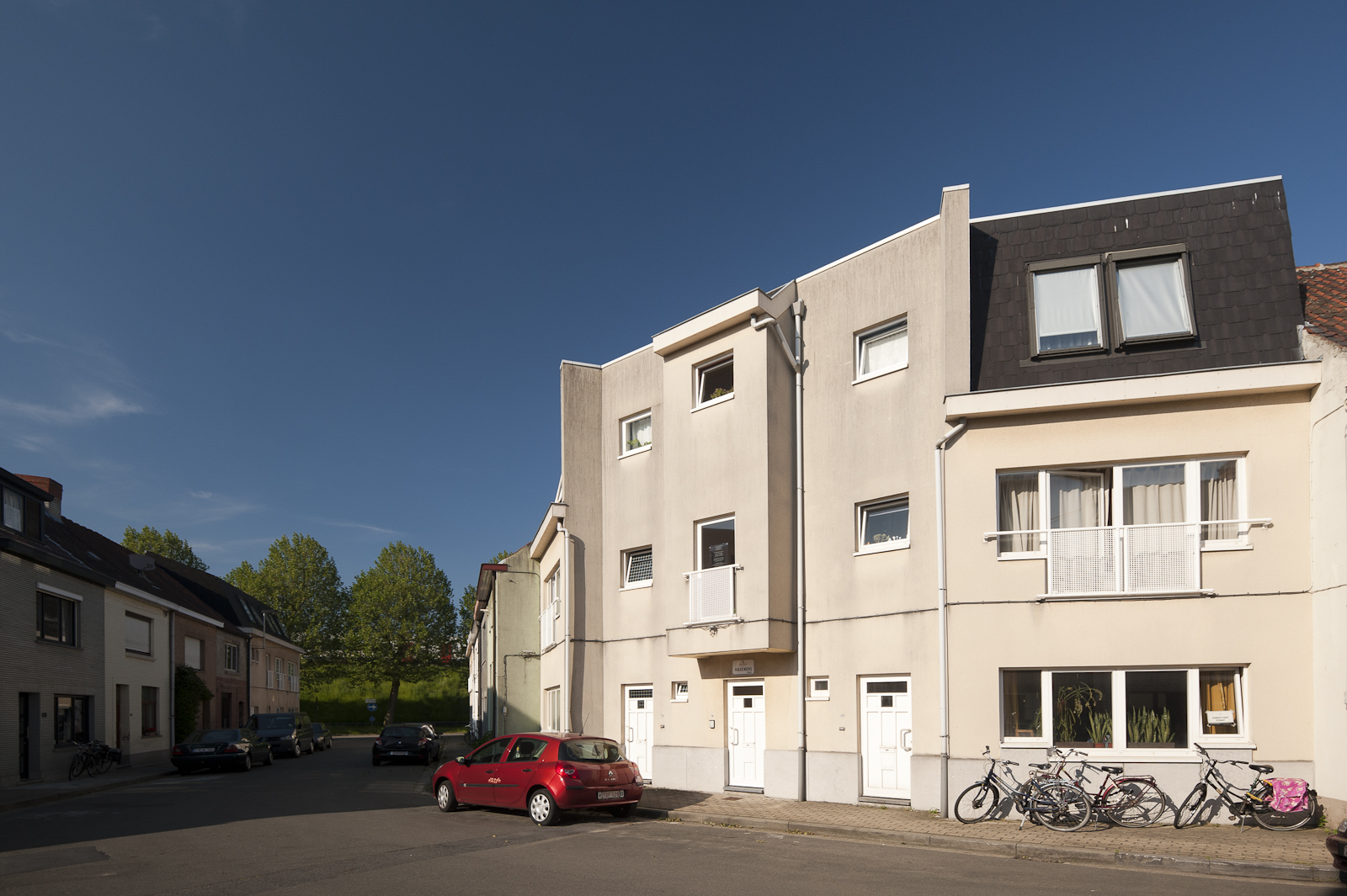 Gevelbeeld appartementsgebouw Valkeniersstraat