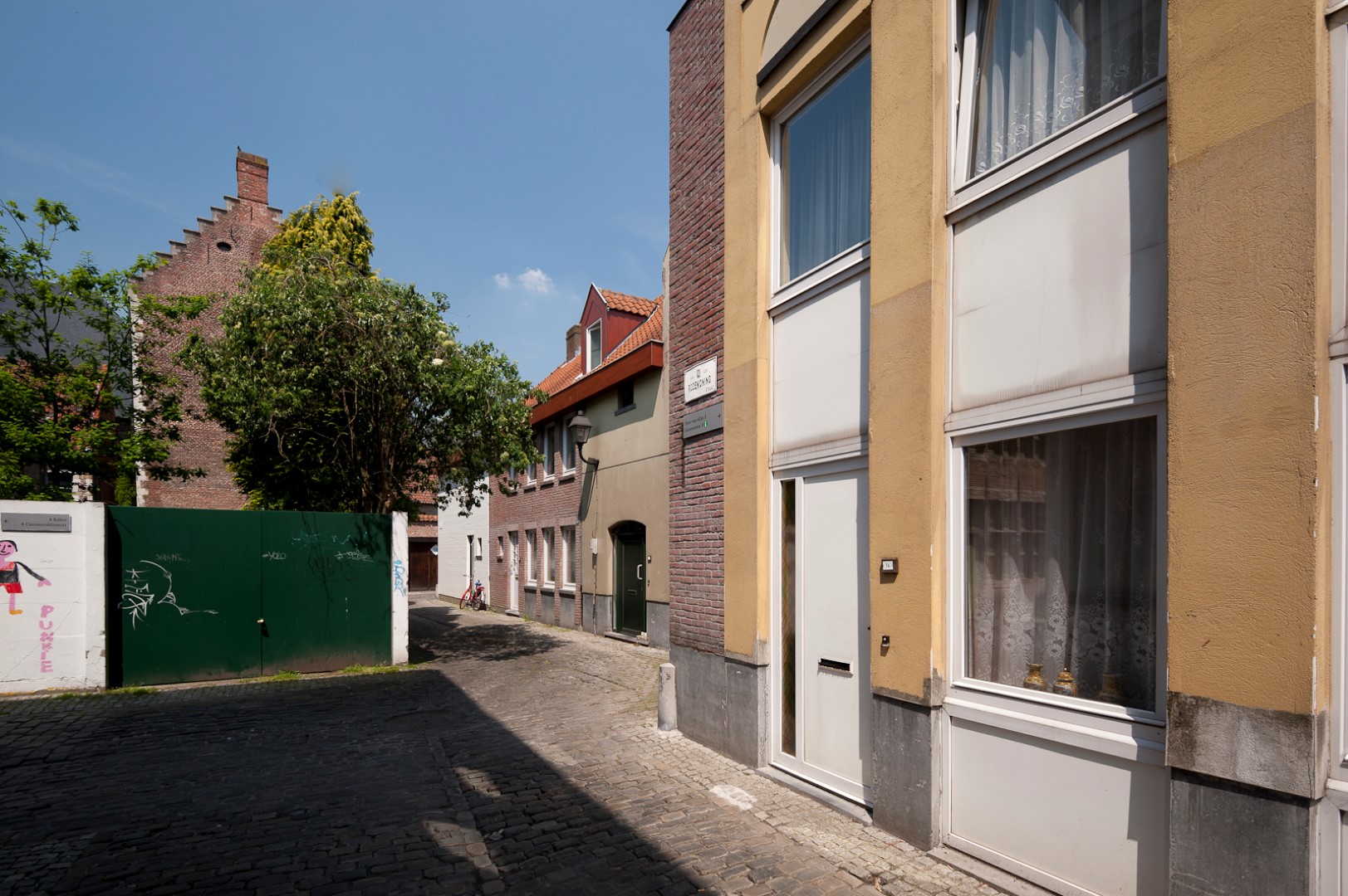 Gevelbeeld woningen in de Rode Koningstraat in het Patershol