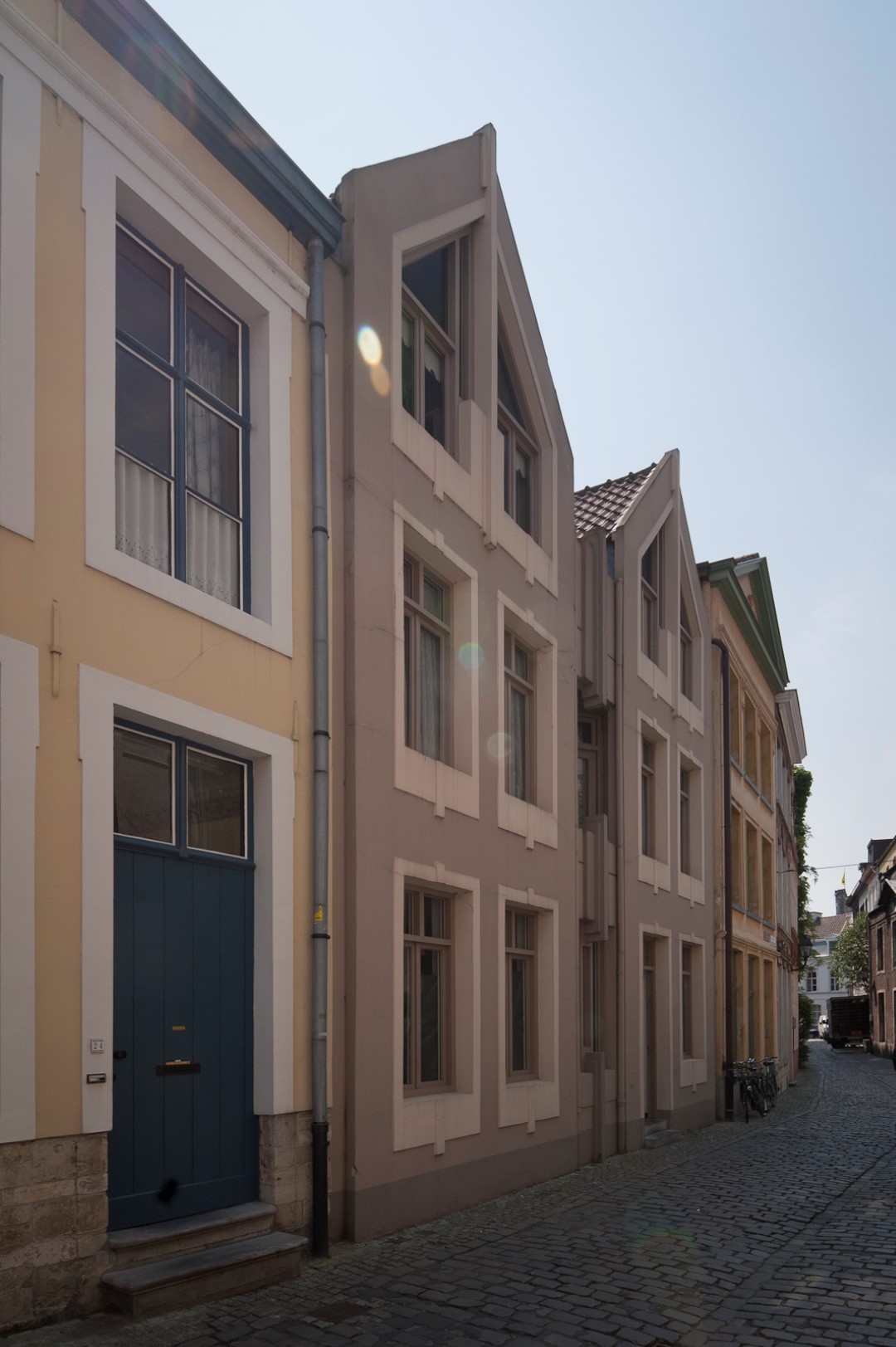 Gevelbeeld appartementen in de Plotersgracht in het Patershol