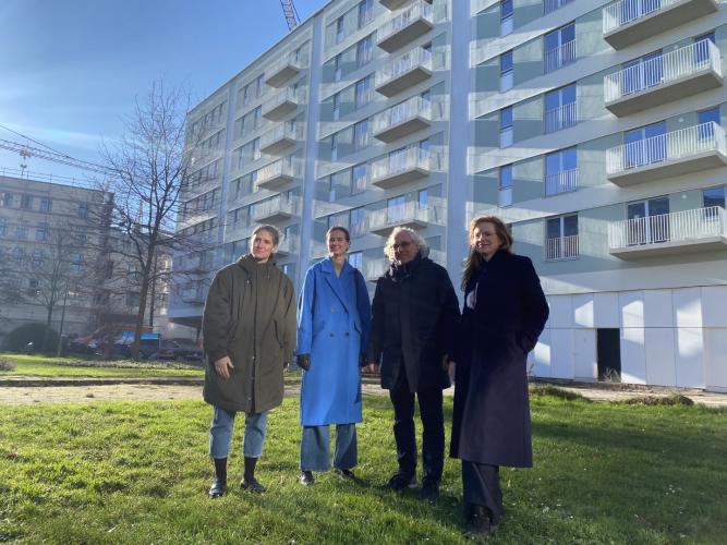 Voorzitter Marc Heughebaert en architecten voor het gebouw Winston Churchillplein