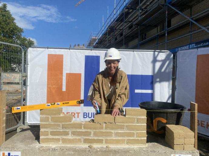 Algemeen directeur legt eerste steen